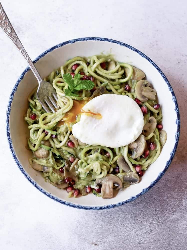 Noodles courgette com molho de abacate