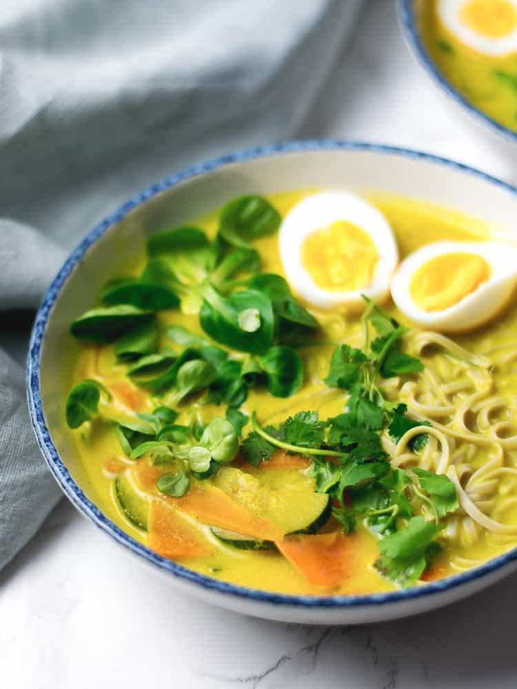 Sopa de caril com noodles de arroz