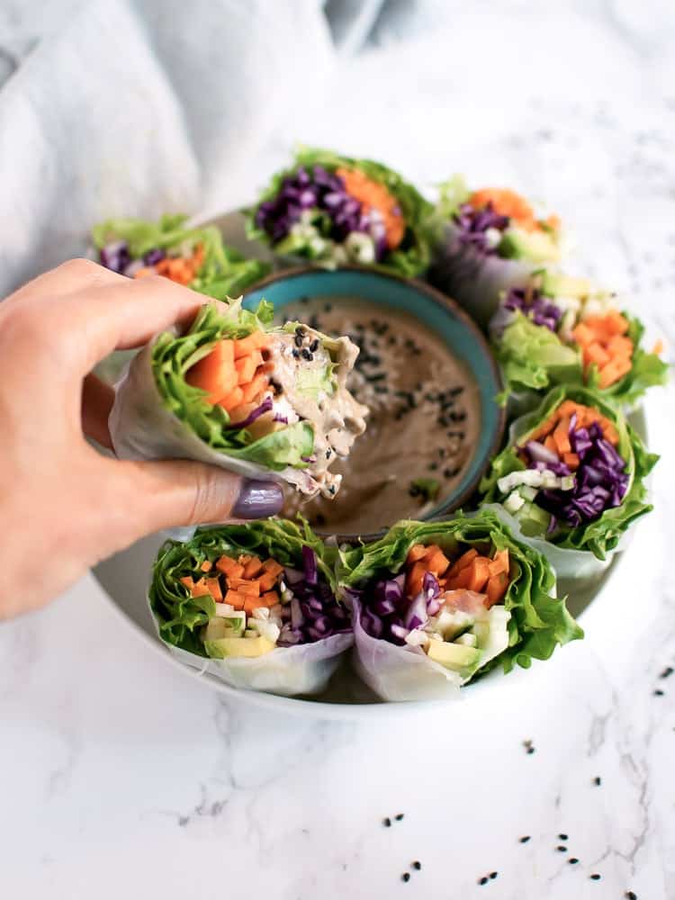 Rolos de vegetais com molho de tahini