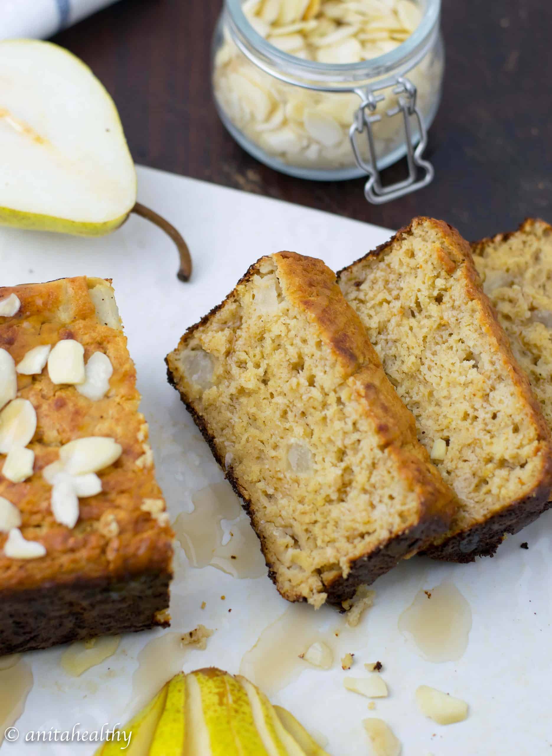 Bolo de banana com pera caramelizada