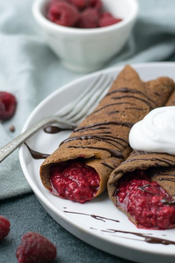 crepes de cacau com compota de framboesa