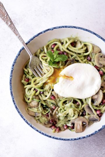 Noodles courgette com molho de abacate