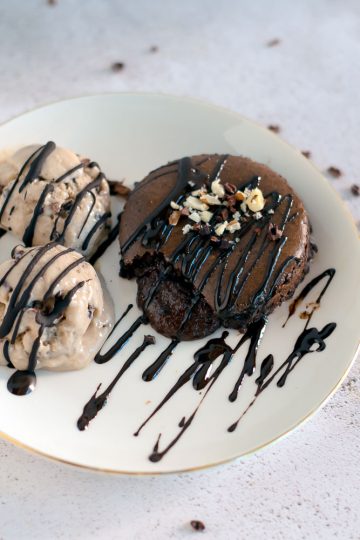 Petit gateau saudavel com gelado de banana caseiro