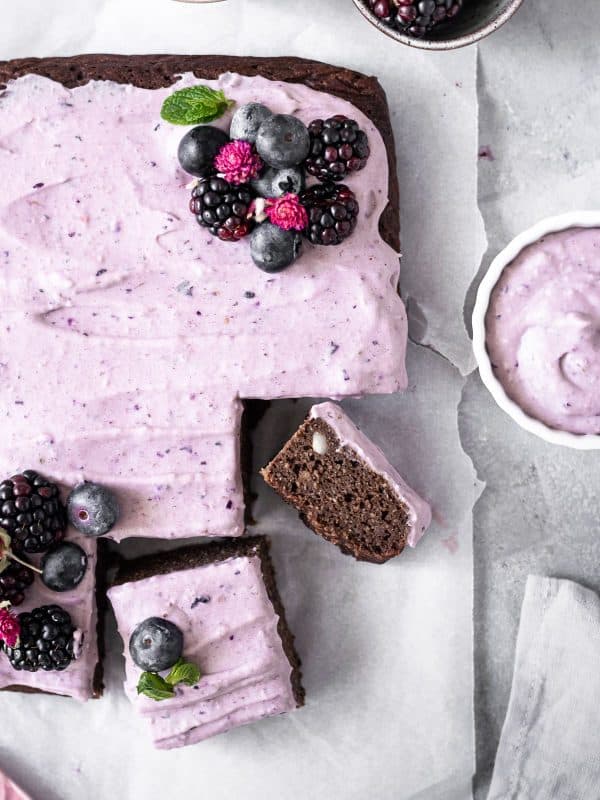 Bolo de chocolate e avelãs